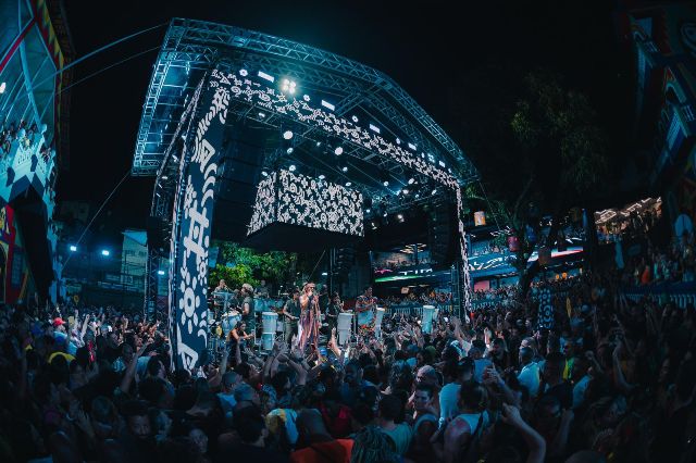 TIMBALADA AGITA ÚLTIMO ENSAIO ANTES DO CARNAVAL COM DIREITO A ARRASTÃO E GRANDES PARTICIPAÇÕES NO GUETHO SQUARE