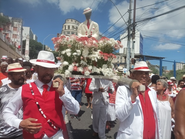 Fé, Elegância e Resistência* 3ª Caminhada de Zé Pilintra encanta Salvador