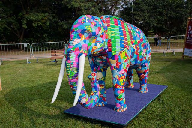 Arte sustentável do Quênia é destaque na Bienal do Lixo 2025 em Salvador