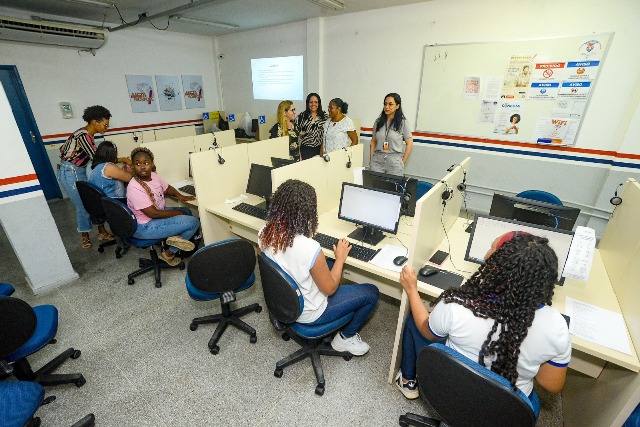 Capacitação em informática garante autonomia a jovens surdos em Salvador