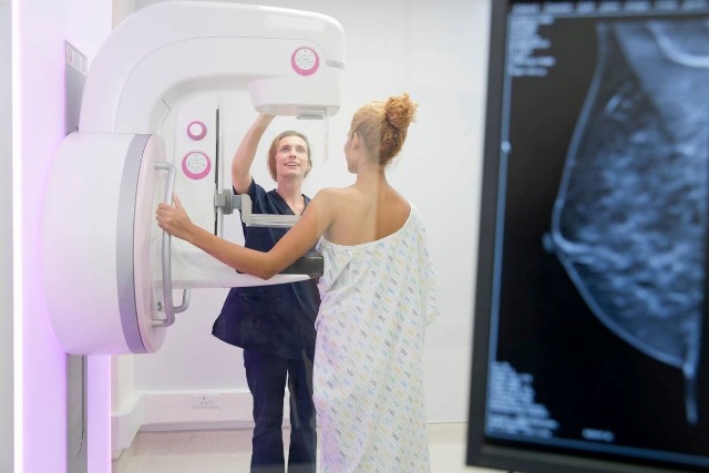 ‘Outubro Rosa’: câncer de mama causa a internação de mais de 2.870 mulheres e homens na Bahia em 2025
