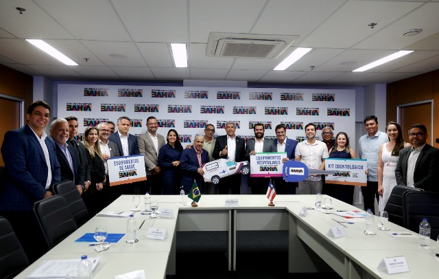Governador se reúne com prefeito de Jacaraci e entrega equipamentos de saúde para o município