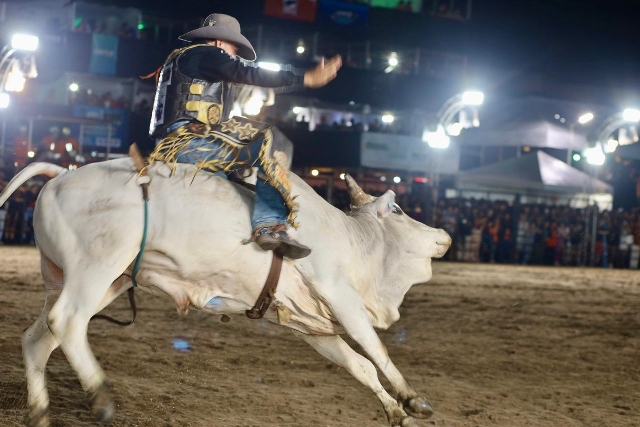 RODEIO PROFISSIONAL ENCERRA EXPOSAJ COM EMOCIONANTE ESPETÁCULO NA ARENA