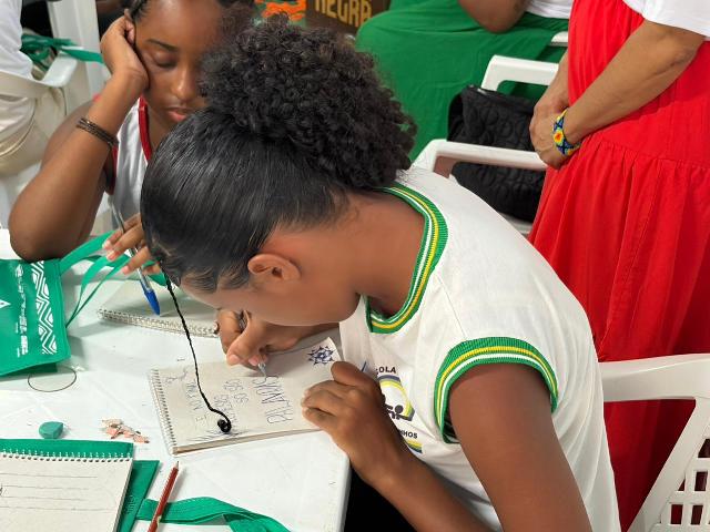 Oficina de escrita criativa ensina estudantes de Lauro de Freitas a transformar vivências em poesia