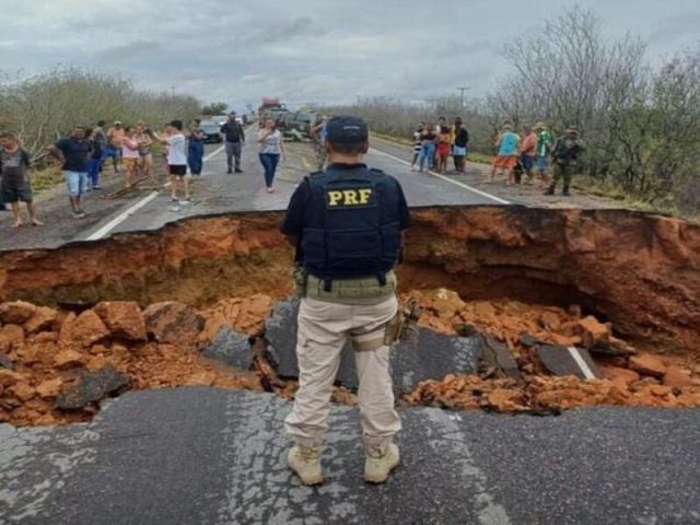 Dnit e Seinfra avançam na recuperação da BR 116 entre Araci e Tucano