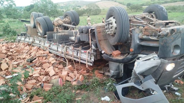 15º BBM atende ocorrência de acidente veicular envolvendo caminhão na BR-110 em Ribeira do Pombal