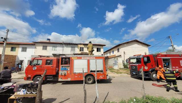 INCÊNDIO EM RESIDÊNCIA É CONTROLADO PELO CORPO DE BOMBEIROS EM PAULO AFONSO