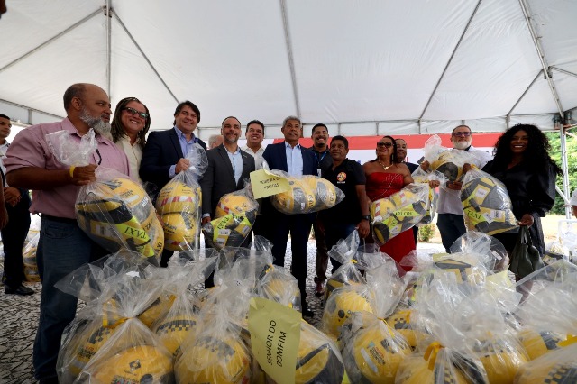 Estado entrega mais de 200 certificados, kits de proteção e bags para mototaxistas e motofretistas da Bahia