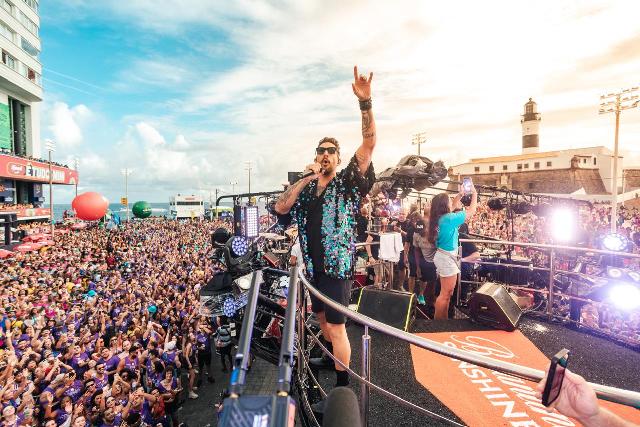 Bloco EVA esgota abadá vip faltando um mês para o Carnaval