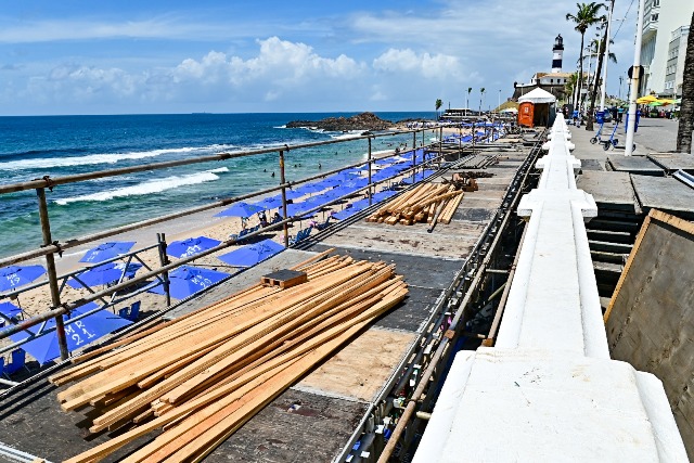 Semop vistoria instalação de passarela para ambulantes no Carnaval