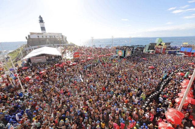 Camaleão encerra desfile de 2026 com abadás esgotados e abre vendas para o Carnaval 2027