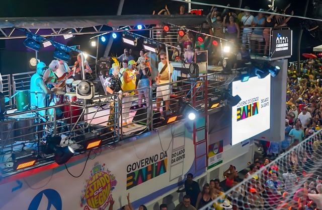 Irmãos Macedo encerram Carnaval histórico com homenagem aos 75 anos do trio ao som do hino do Senhor do Bonfim