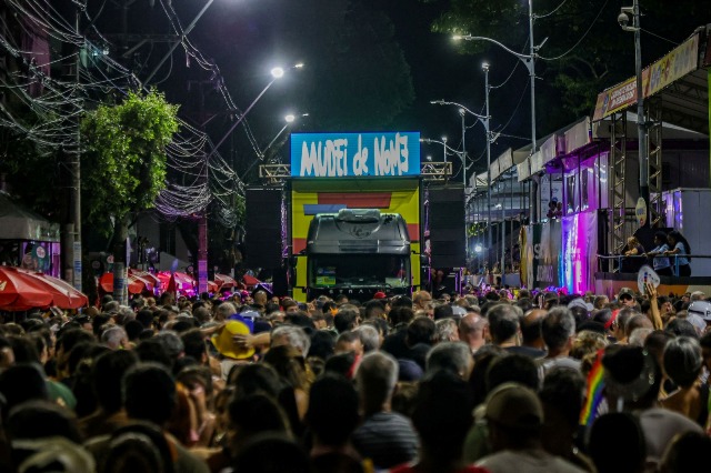 MUDEIdeNOME relembra clássicos, arrasta multidão e abre o Carnaval no Campo Grande