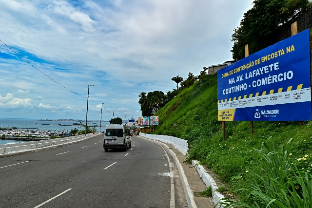 Trecho da Avenida Contorno é interditado parcialmente para obra de contenção de encosta