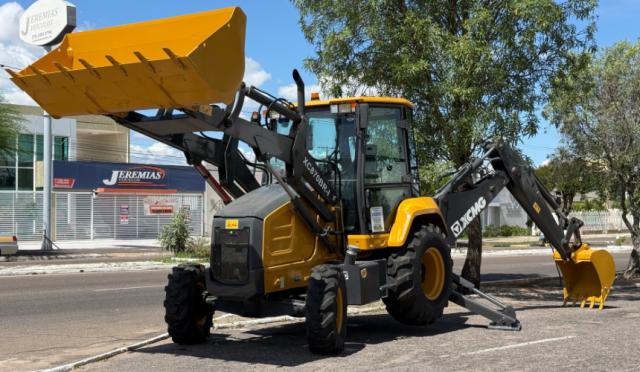 Prefeitura de Paulo Afonso avança em equipamentos de infraestrutura com mais uma retroescavadeira para o município