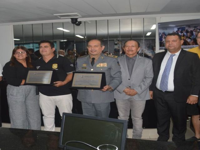 Entrega de Honraria Policial Destaque do Ano ao Coronel Paulo Amorim e Delegado Rodrigo lota Câmara de Delmiro Gouveia com representantes das forças de segurança do município, região e Estado