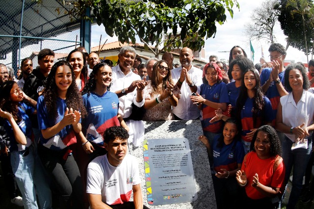 Em Eunápolis, estudantes celebram nova escola entregue pelo Governo do Estado