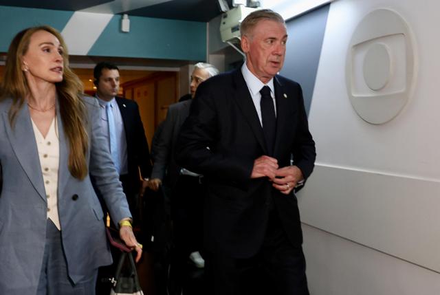 Renata Vasconcellos e César Tralli recebem Carlo Ancelotti ao vivo no ‘Jornal Nacional’