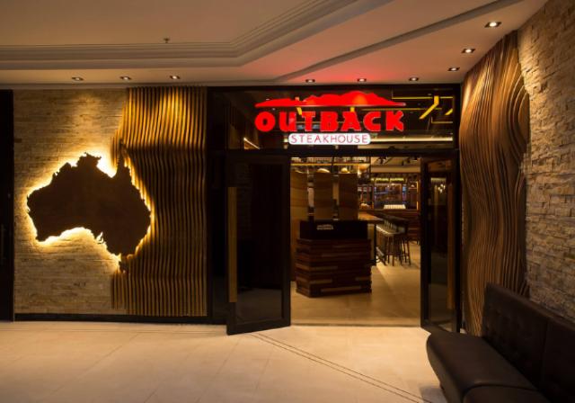 Outback oferece 74 vagas de emprego para novo restaurante no Shopping Paralela