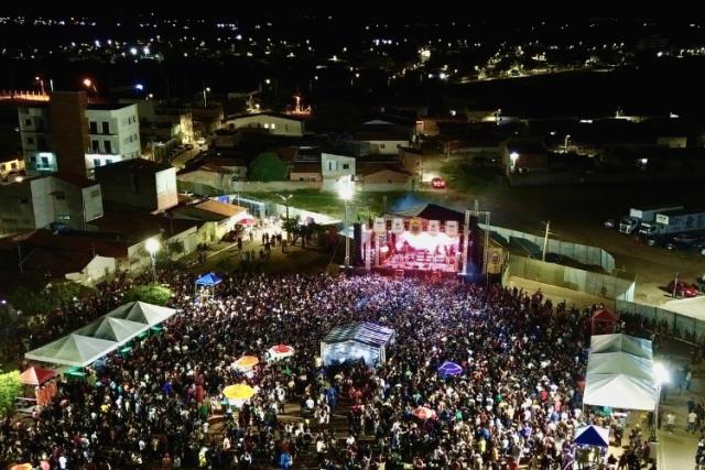 Arraiá dos Bairros leva grande público ao Jardim Bahia com show de Silvano Salles e Laidson Loz Kuatroz