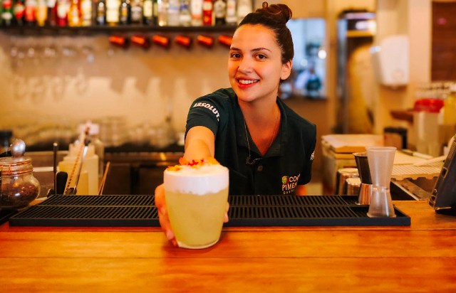 Gastrobar em Itacaré participa de festival de coquetelaria e recebe bartender eleita uma das maiores do Brasil