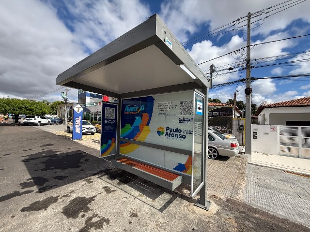 Prefeitura implanta novos pontos de ônibus com carregadores e monitoramento em tempo real