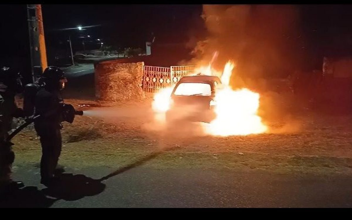 Corpo de Bombeiros mobiliza guarnição para combater incêndio veicular no BNH em Paulo Afonso