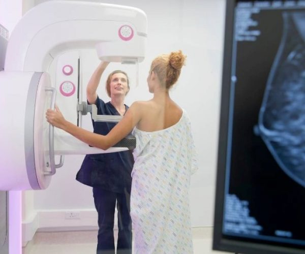 ‘Outubro Rosa’: câncer de mama causa a internação de mais de 2.870 mulheres e homens na Bahia em 2025
