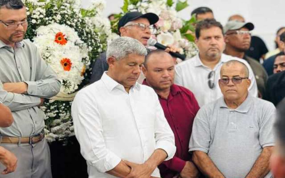 Governador Jerônimo Rodrigues suspende agenda para acompanhar velório da ex-prefeita de Itiúba, Cecília Petrina