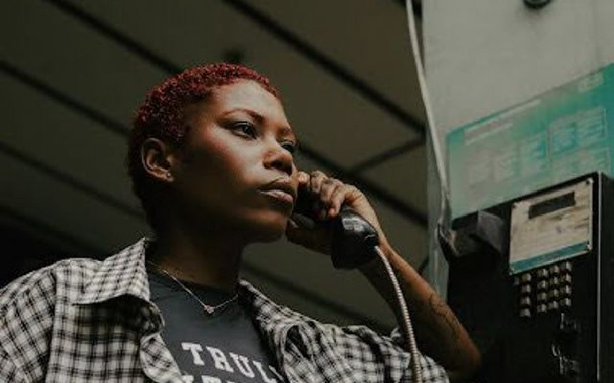 Marca de Salvador aposta em streetwear autoral com drop que resgata estética urbana dos anos 90