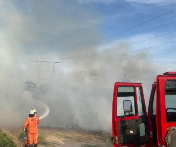 15º BBM atende ocorrência de incêndio em vegetação no Bairro Abel Barbosa em Paulo Afonso