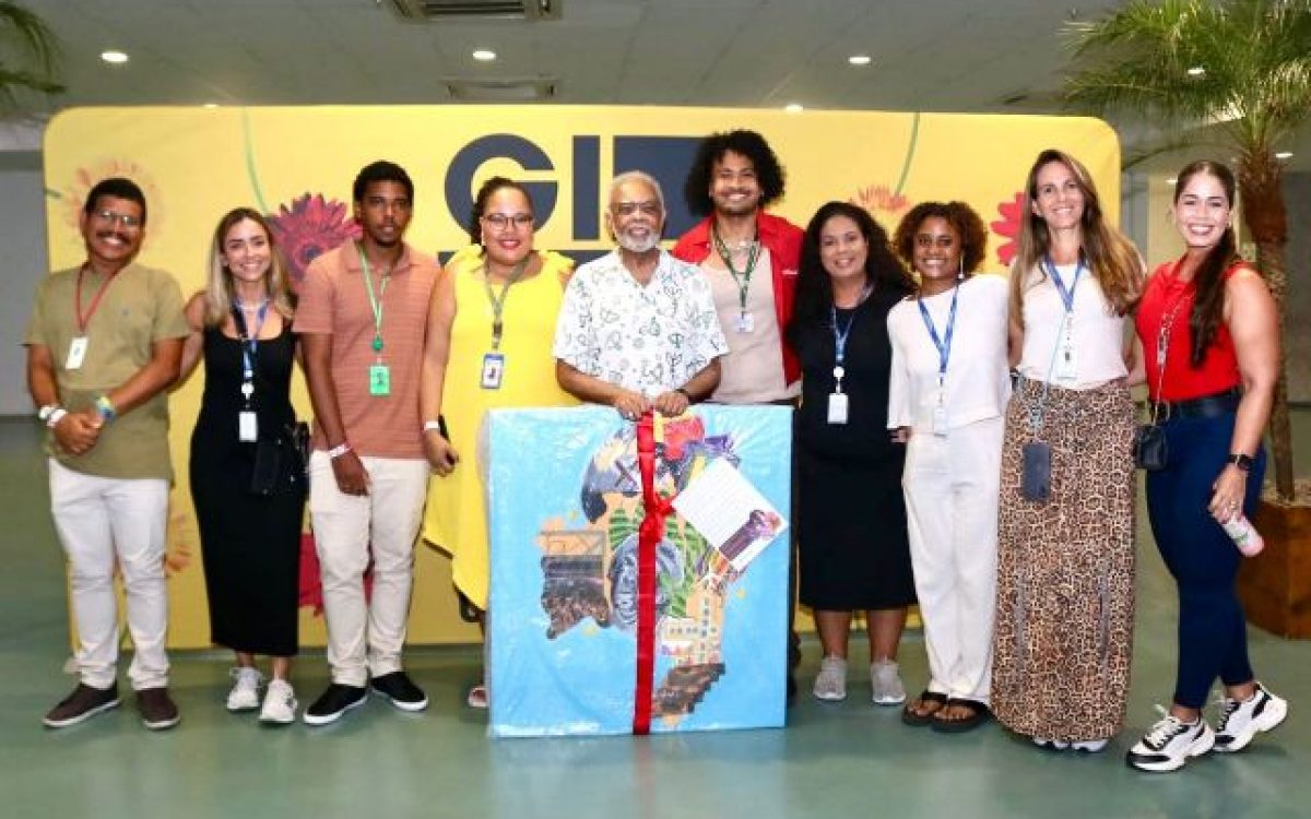 Arena Fonte Nova homenageia Gilberto Gil com exposição de obras da APAE de Salvador