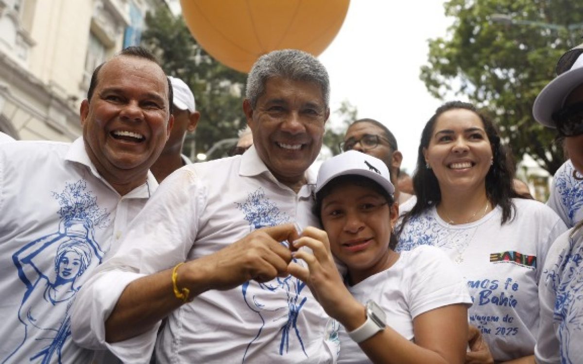 “Dia de agradecer e pedir pela paz no mundo, e que o Senhor do Bonfim nos acompanhe ao longo do ano”, declara Jerônimo no início do cortejo da Lavagem