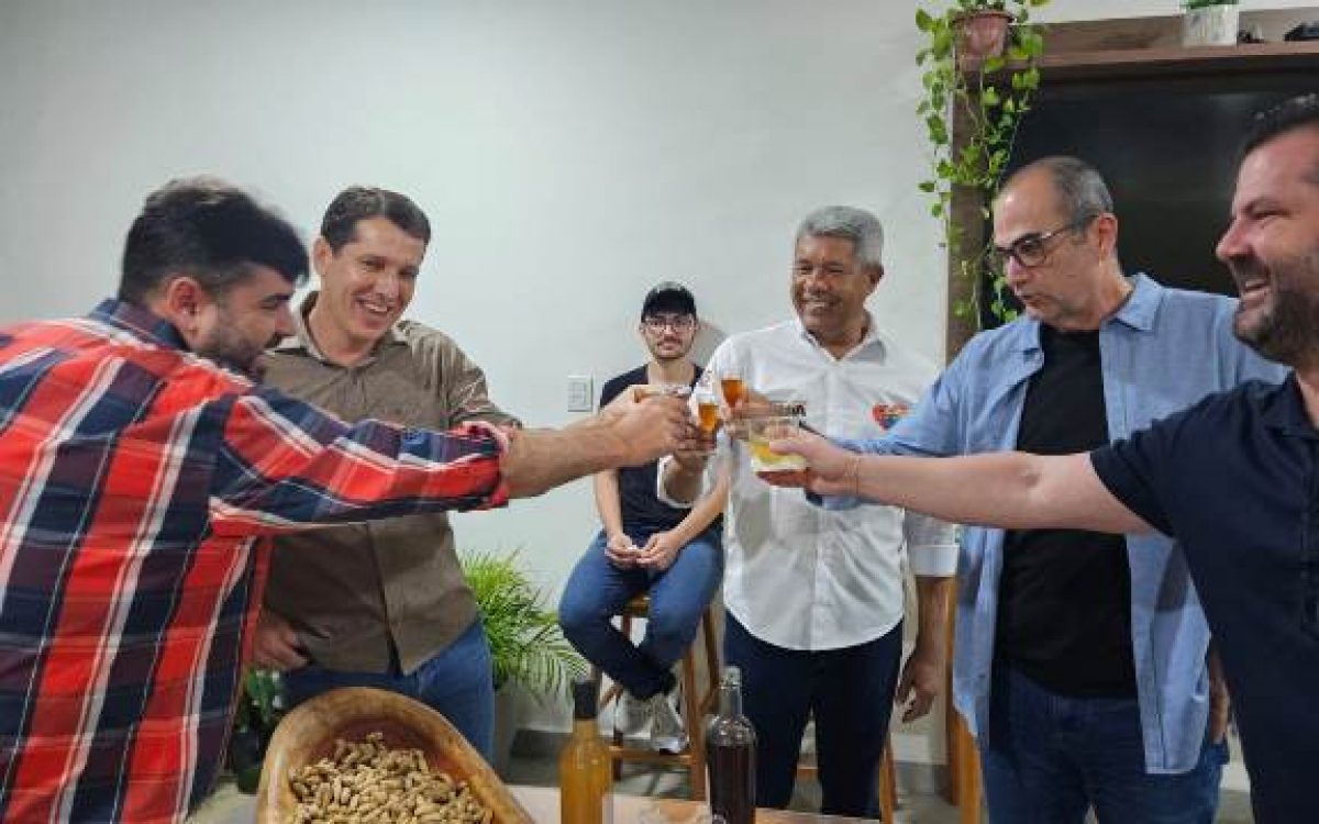 Jerônimo e Zé Coca brindam com deputados o sucesso do São João em Jequié