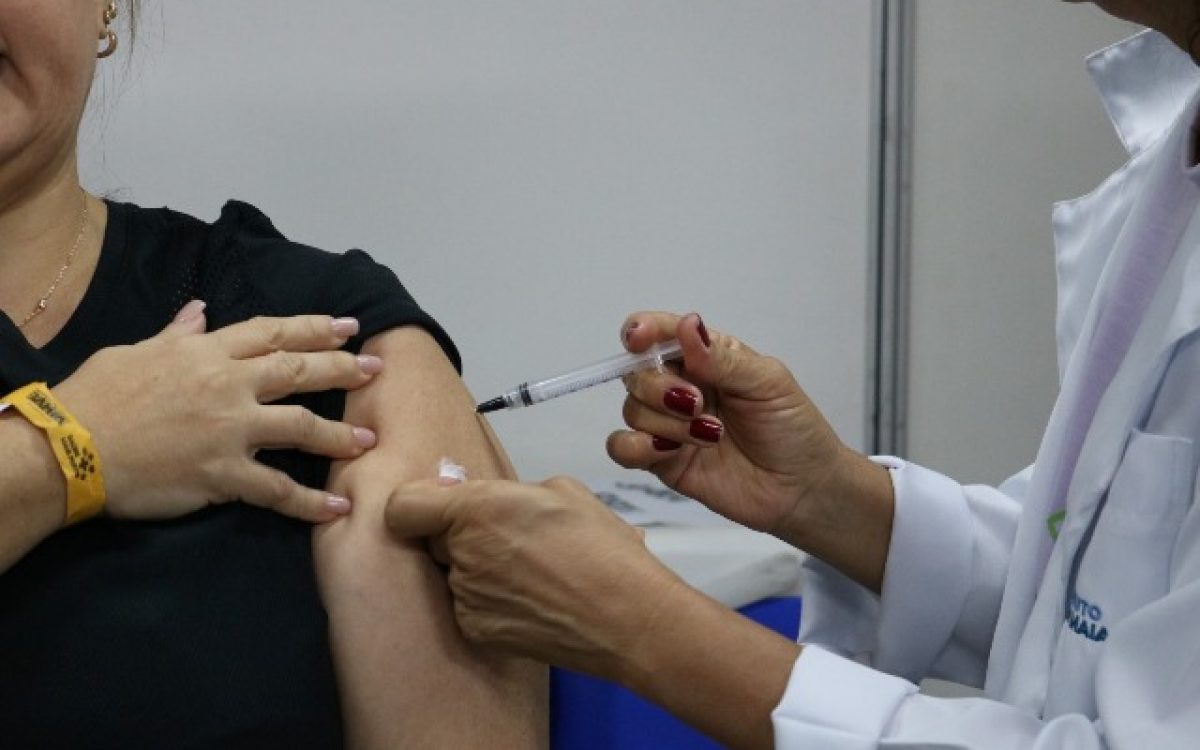 Sesab disponibilizará vacinas na assinatura de ordem de serviço para construção de maternidade em Lauro de Freitas