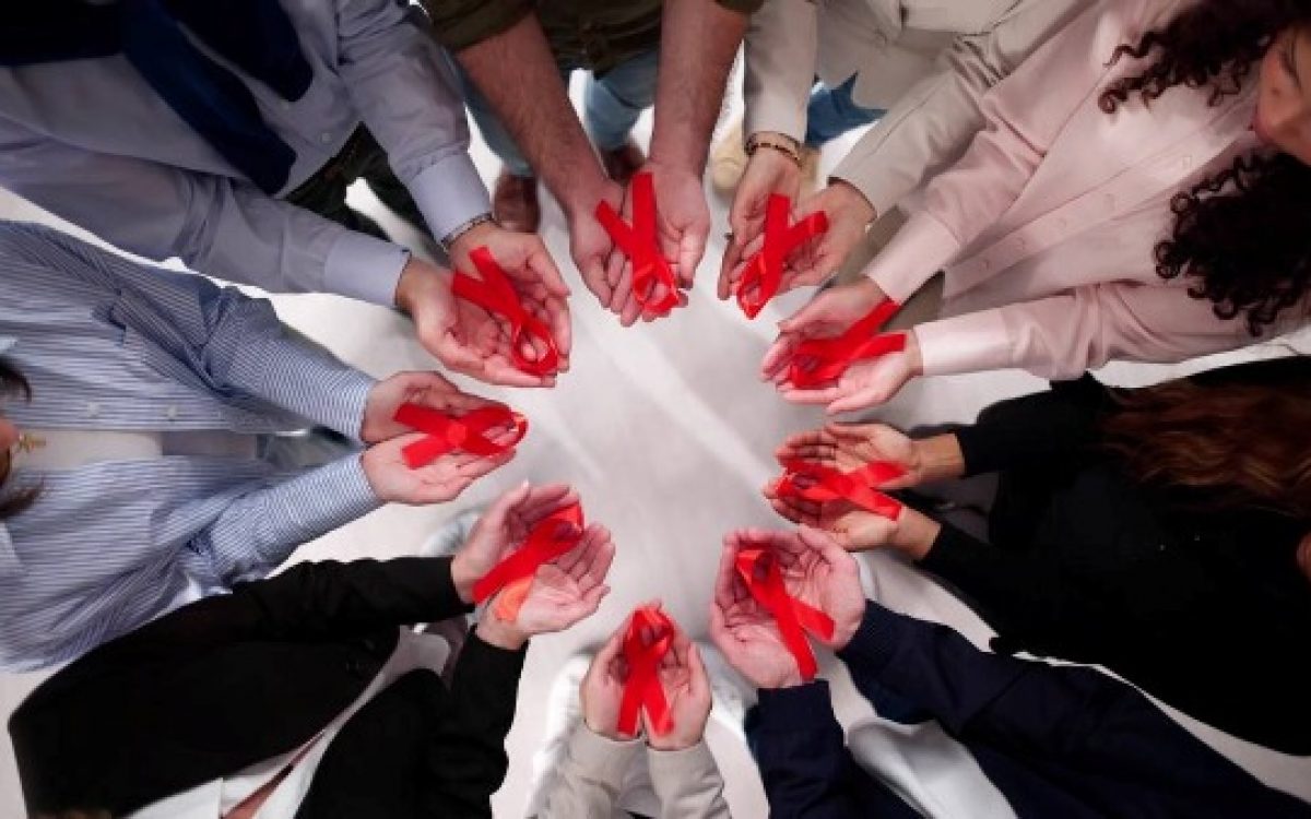Dezembro Vermelho: prevenção de ISTs vai além do teste de HIV e exige check-up completo