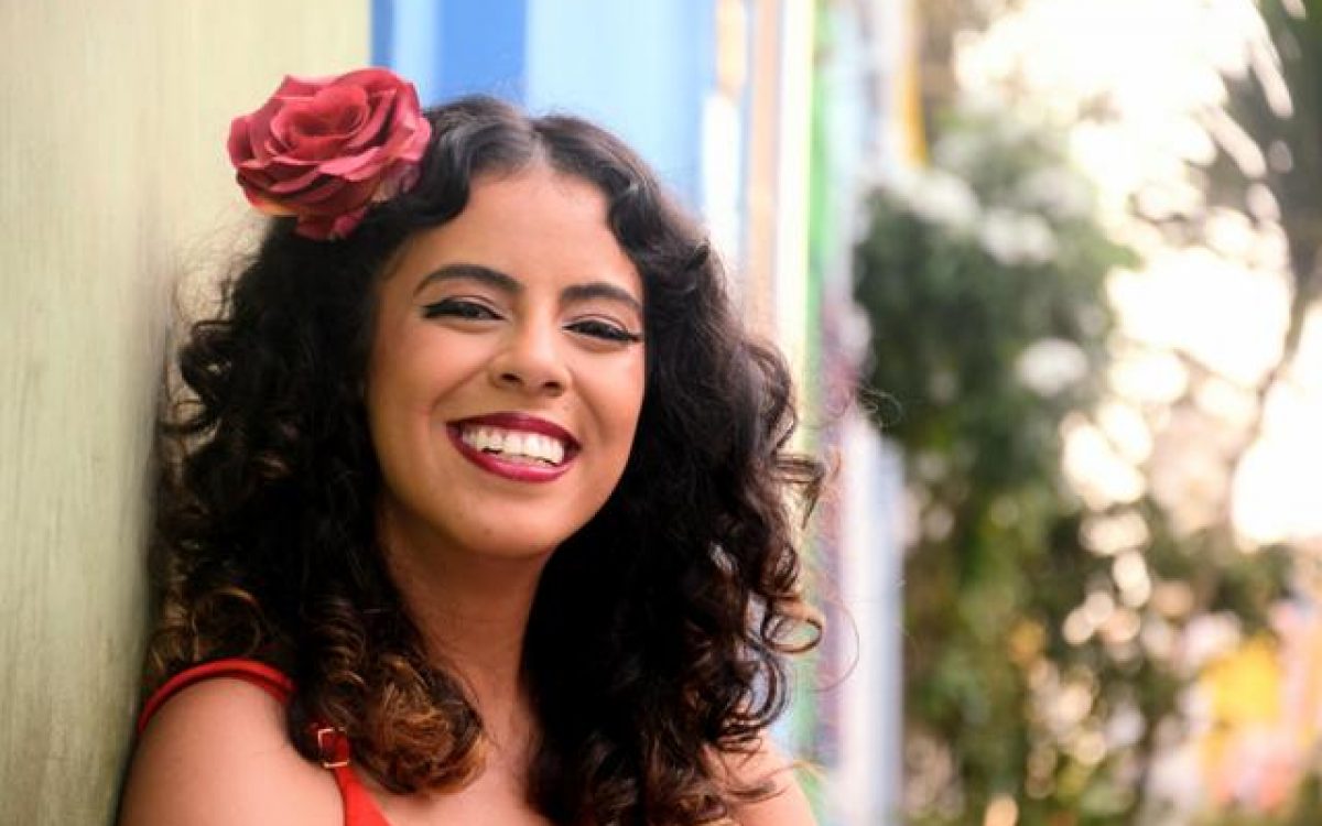 Andrezza celebra Gal Costa com releituras vibrantes nesta sexta-feira (21)