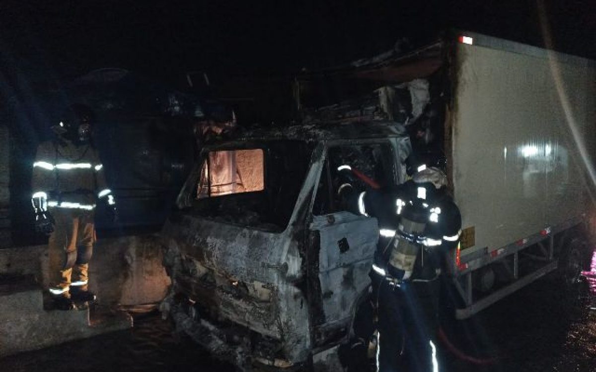 Incêndio em caminhão é controlado pelo Corpo de Bombeiros em Paulo Afonso