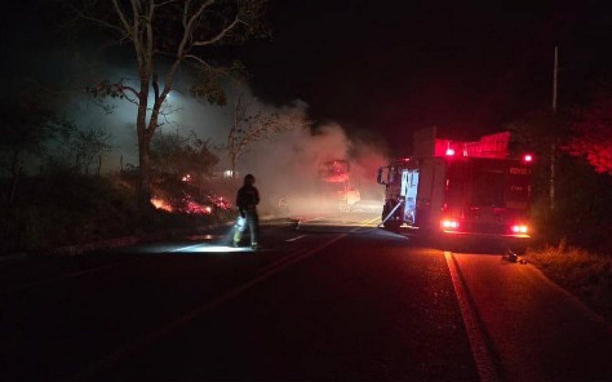 15º BBM atende ocorrência de incêndio em carreta na BR-110