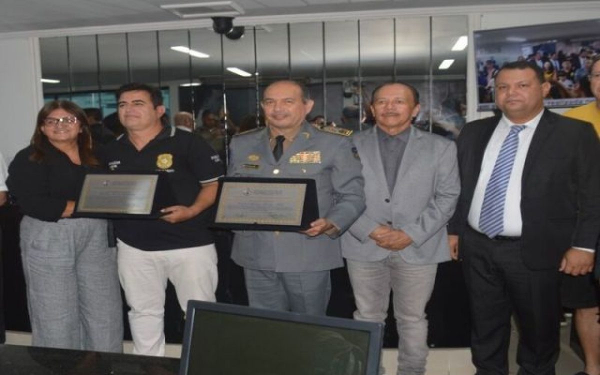 Entrega de Honraria Policial Destaque do Ano ao Coronel Paulo Amorim e Delegado Rodrigo lota Câmara de Delmiro Gouveia com representantes das forças de segurança do município, região e Estado