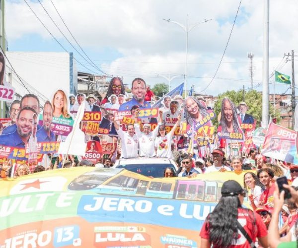 Caminhada do 13 lota ruas do Subúrbio e Jerônimo destaca mais de R$ 10,3 bilhões investidos em Salvador