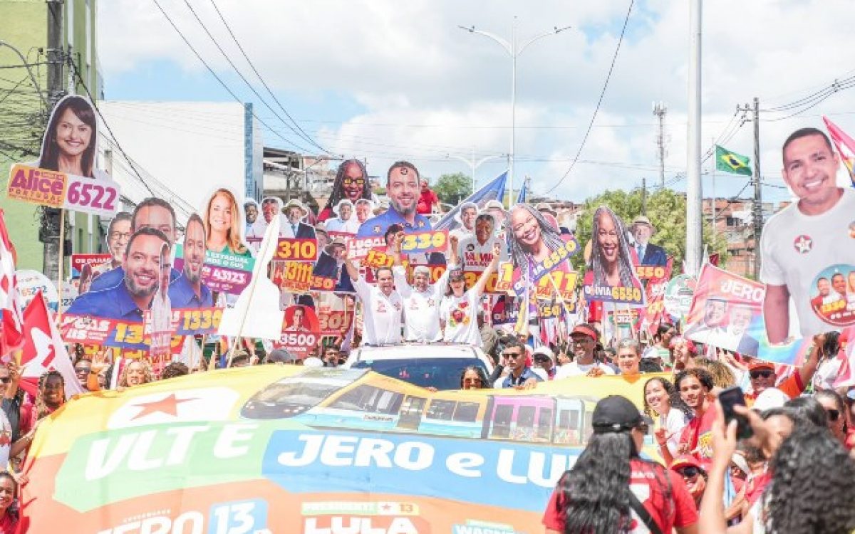 Caminhada do 13 lota ruas do Subúrbio e Jerônimo destaca mais de R$ 10,3 bilhões investidos em Salvador