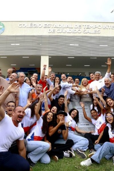 Governo do Estado inaugura colégio de tempo integral em Cândido Sales e autoriza construção de 90 moradias do Minha Casa, Minha Vida