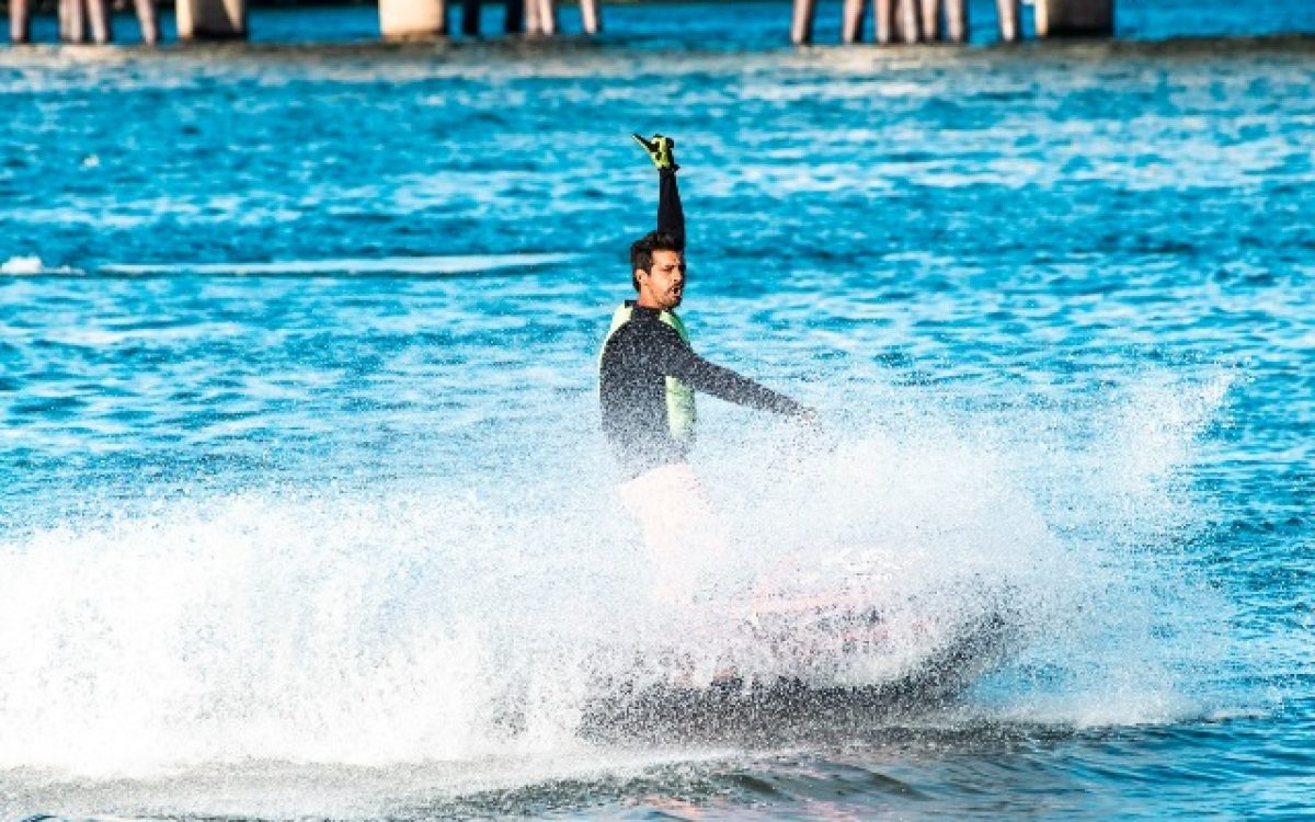 Atleta baiano leva espetáculo do motosurf ao Rio São Francisco durante festival esportivo em Juazeiro