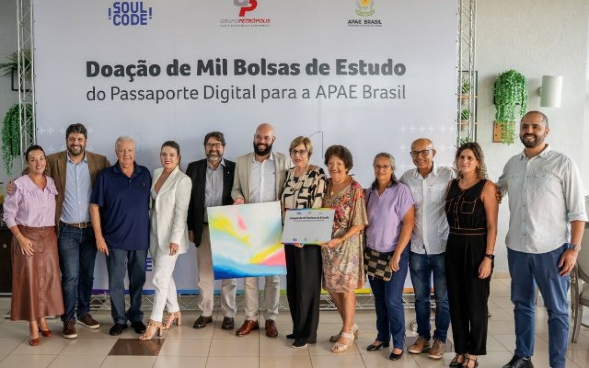 Grupo Petrópolis doa mil bolsas de estudo em tecnologia para familiares de pessoas com deficiência atendidas pela APAE