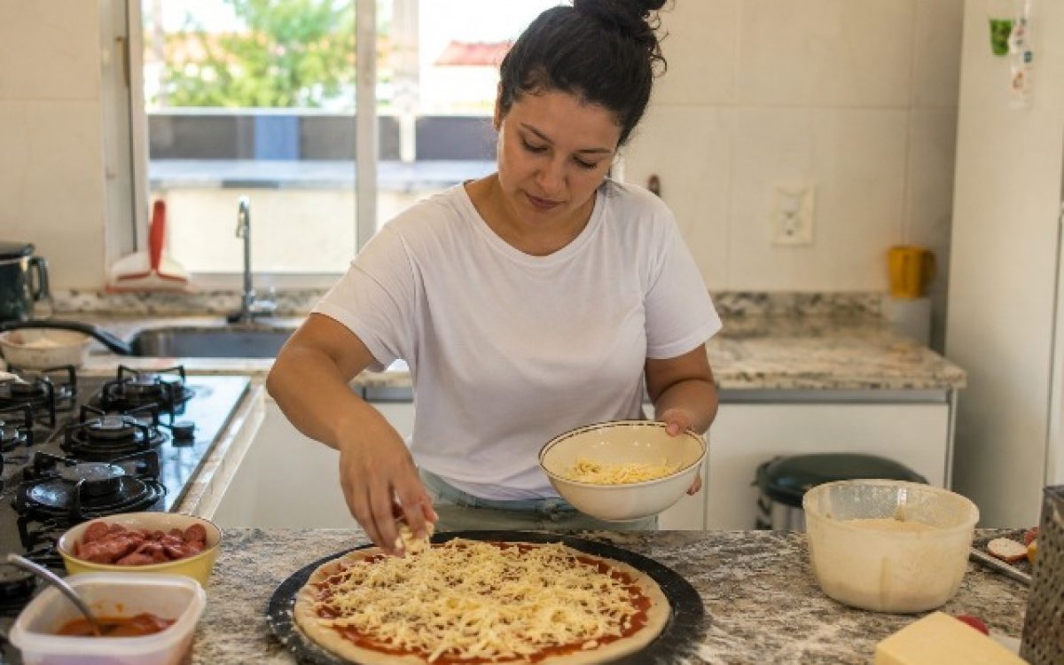 Dia da Pizza: preparo em casa ganha espaço como alternativa para economizar sem abrir mão do sabor