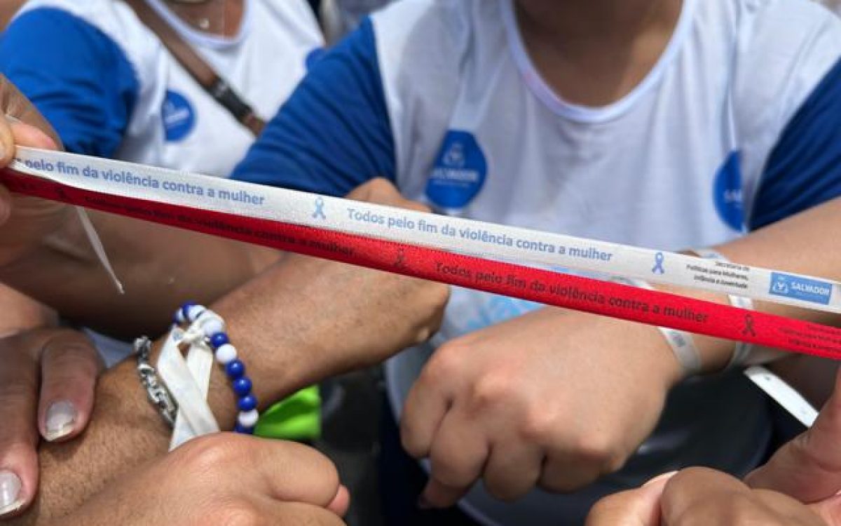 ‘Pelo fim da violência contra a mulher’: Prefeitura distribui na Lavagem do Bonfim fitinhas com mensagem especial