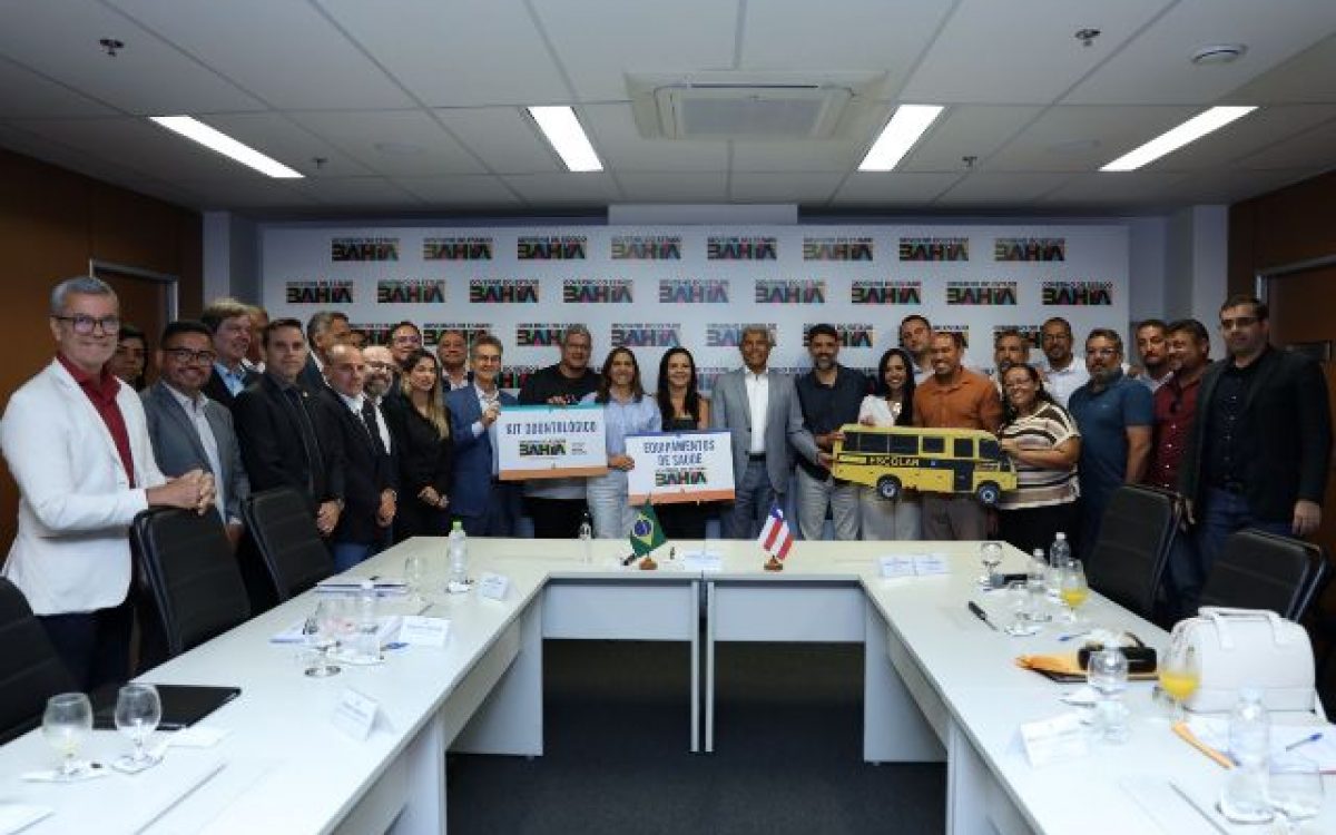 Equipamentos para a saúde e educação são entregues em reunião com Prefeitura de Aurelino Leal