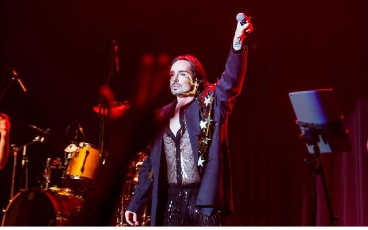 Johnny Hooker revela seus produtos de maquiagem favoritos e celebra a liberdade de expressão pela beleza