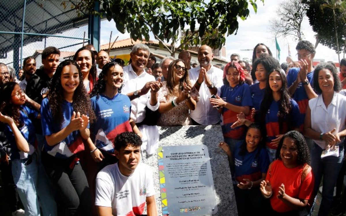 Em Eunápolis, estudantes celebram nova escola entregue pelo Governo do Estado
